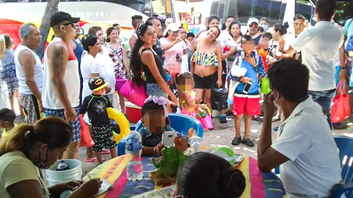 turistas aca sin cubrebocas